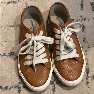 Women’s universal thread tennis shoes